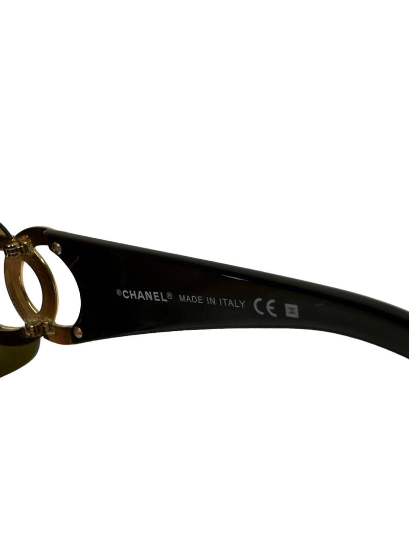 Chanel occhiali vintage con logo.