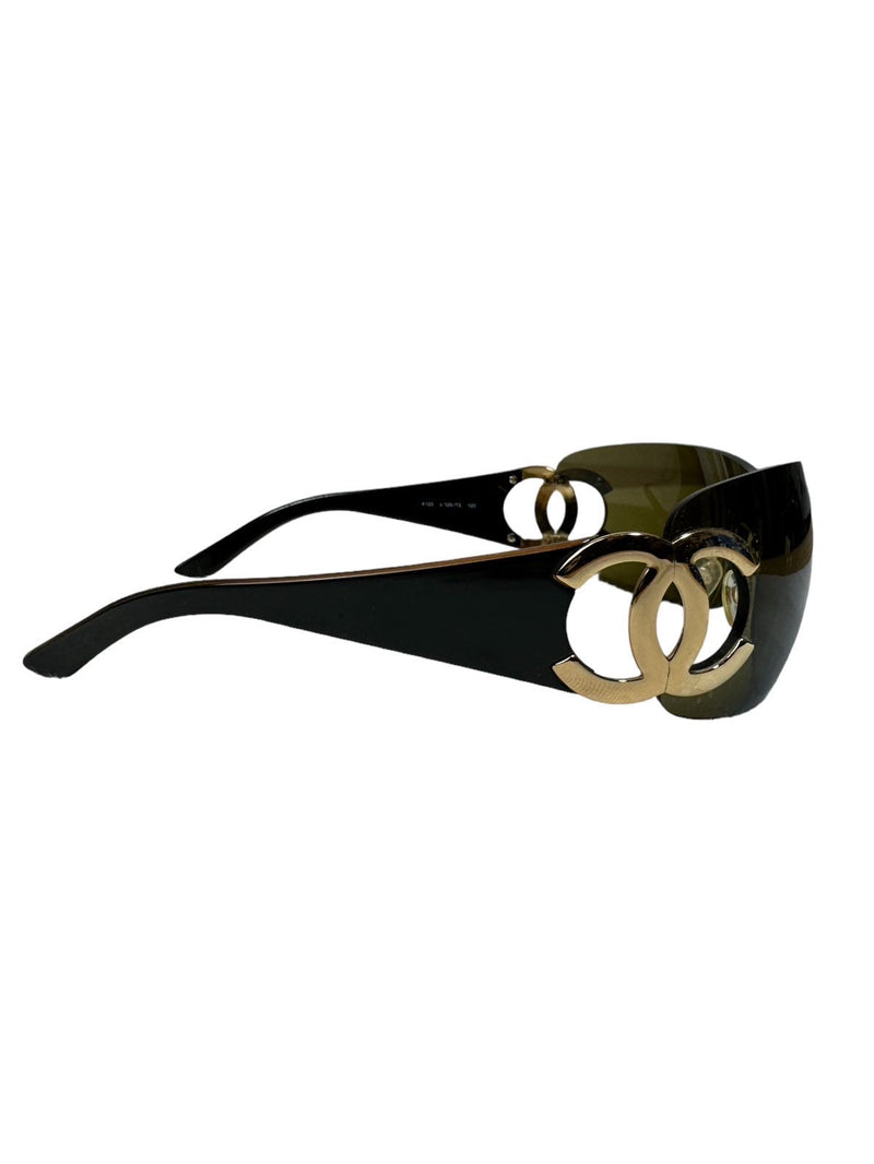 Chanel occhiali vintage con logo.