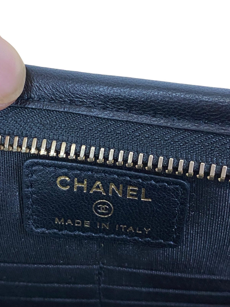 Chanel pochette logo.